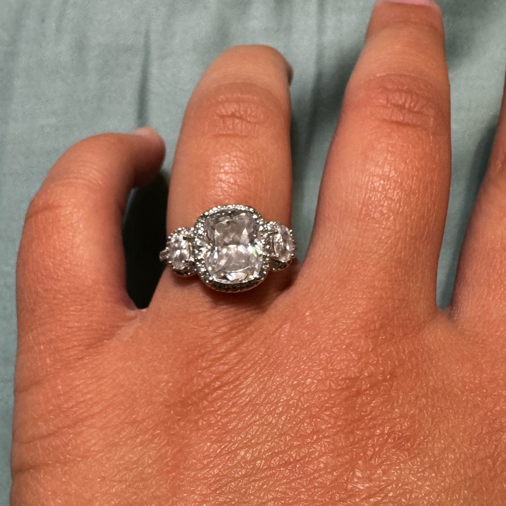 Sliver 3 stones ring size 7 with diamond around the stone